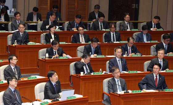 예결위 출석한 국무위원들