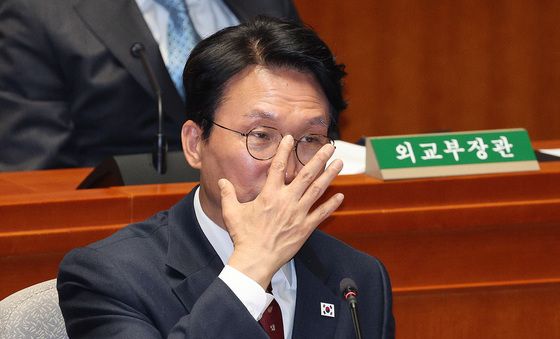 안경 고쳐쓰는 김민석 총리