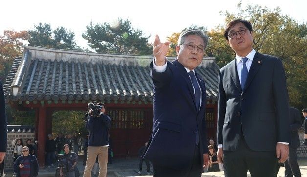 종묘 개발 관련 대책 의논하는 최휘영 장관