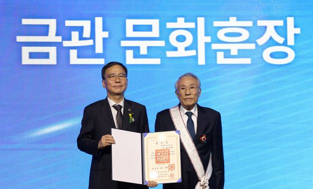 황석영 소설가 금관 문화훈장 수훈