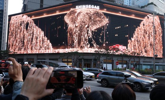 신세계 스퀘어, 금빛 불빛 속 크리스마스 영상 선보여