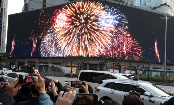 서울 도심 물든 크리스마스 빛…신세계 스퀘어 영상 상영