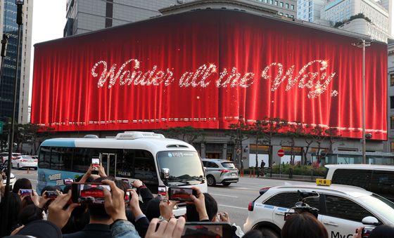 신세계 스퀘어서 펼쳐진 크리스마스 마법…시민들 감탄