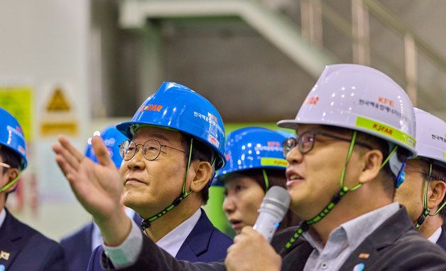 한국핵융합에너지연구원 설명 듣는 이재명 대통령