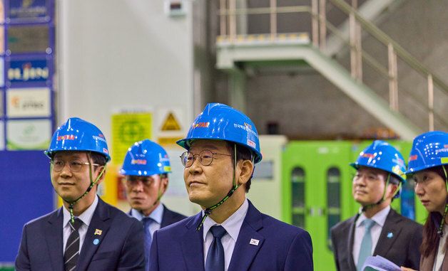 한국핵융합에너지연구원 찾은 이재명 대통령