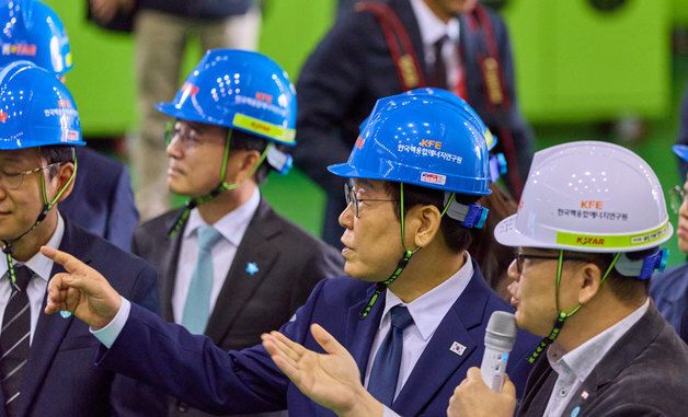 한국핵융합에너지연구원 찾은 이재명 대통령