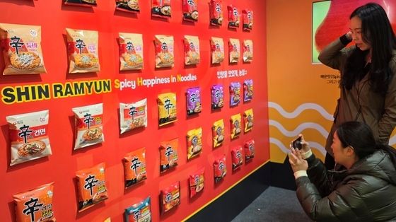 구미라면축제장에 전시된 봉지라면의 역사