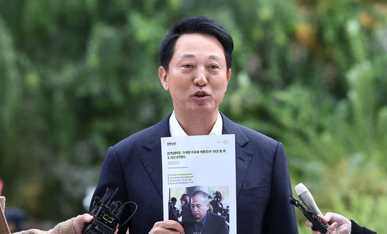 신문기사 들며 입장 밝히는 오세훈 시장