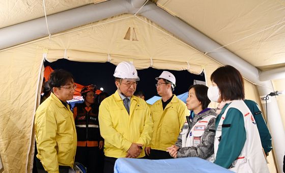 의료 지원 인력 격려하는 윤호중 장관