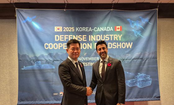 캐나다 국제무역부 장관과 방산협력 확대 방안 논의하는 석종건 방사청장