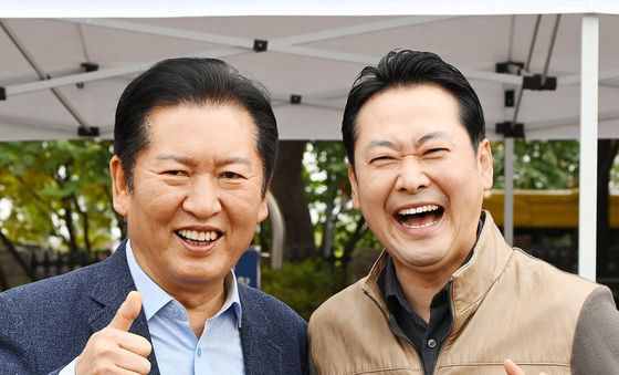 미소 짓는 정청래·장동혁