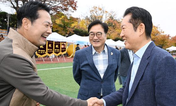 국회의장 앞에서 인사 나누는 여야 대표