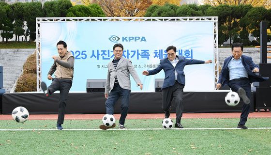 시축하는 국회의장·여야 대표·사진기자협회장