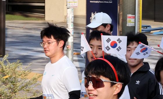 태극기 머리띠하고 런!