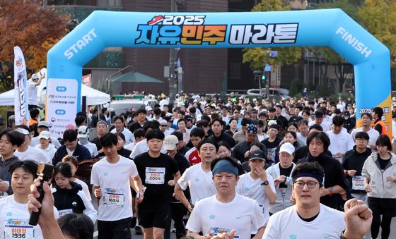 마라톤 출발하는 참가자들