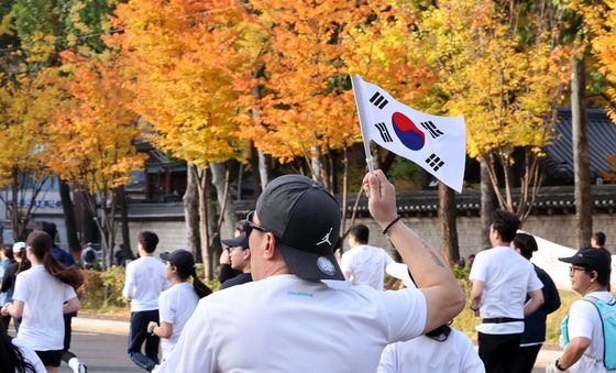 태극기 들고 마라톤!