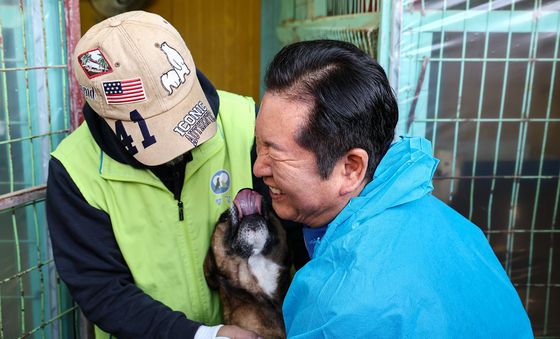 유기견과 인사 나누는 정청래 대표