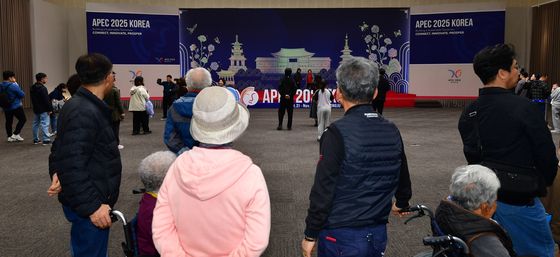 APEC 2025 정상회의장 찾아온 관광객