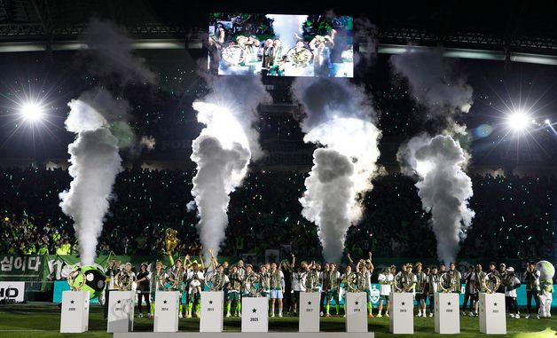 전북현대, 10번의 우승 10개의 트로피와 함께