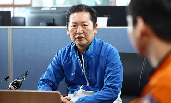 소방대원들과 대화 나누는 정청래 대표