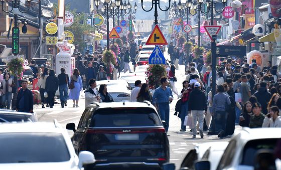 관광객들로 꽉찬 황리단길