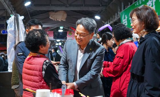 강기정 광주시장, 대인예술야시장 상인 격려