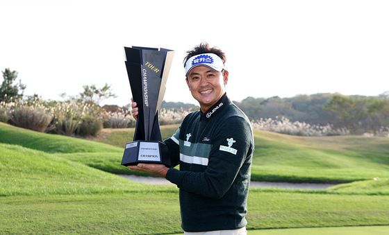 트로피 든 박상현