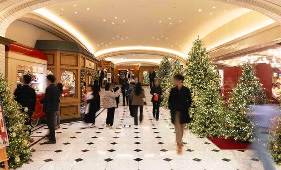 백화점안에 크리스마스 숲속길 수놓다