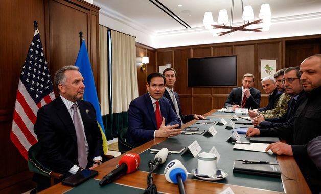 [포토] 전쟁 종식 방안 논의하는 美·우크라 대표단