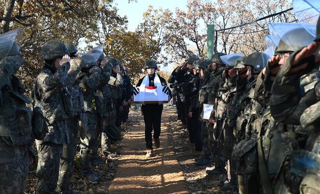국군 추정 유해에 경례하는 유해발굴감식단