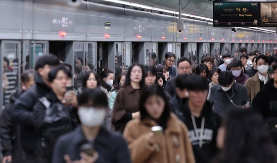 준법운행 시작된 서울 지하철, 출근길 서두르는 시민들