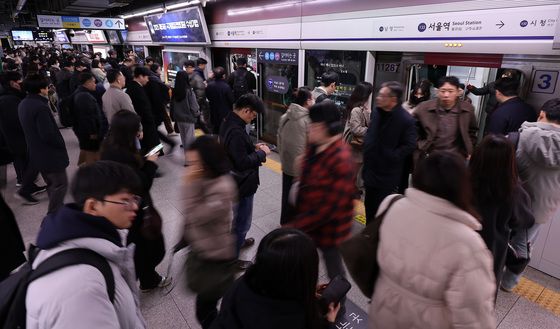 서울 지하철 준법운행 시작 '혼잡한 출근길'