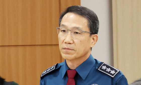 굳은표정으로 회의 참석하는 경찰청장 직무대행