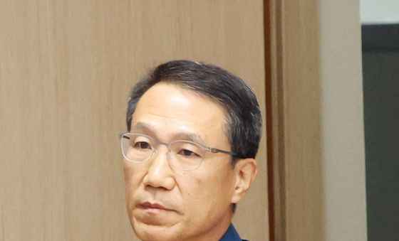 회의 참석하는 유재성 경찰청장 직무대행…'계엄사태 사과'