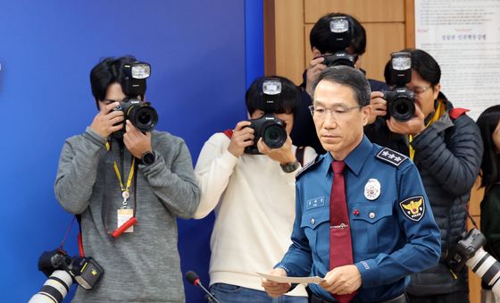 '계엄사태' 사과 발표위해 이동하는 경찰청장 직무대행