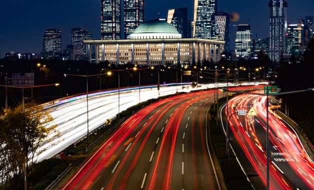 계엄 이기고 불 밝힌 국회