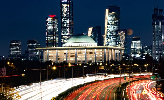 계엄 이기고 불 밝힌 국회