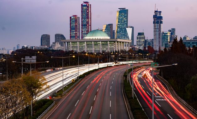 계엄 이기고 불 밝힌 국회