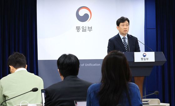 정례브리핑하는 윤민호 통일부 대변인