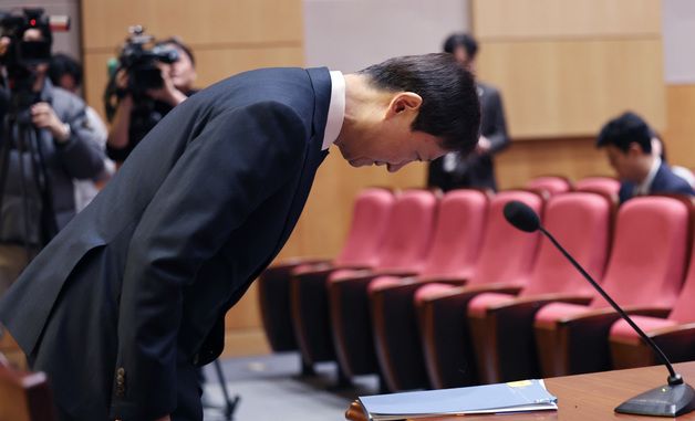 허리숙여 인사하는 이찬진 금감원장