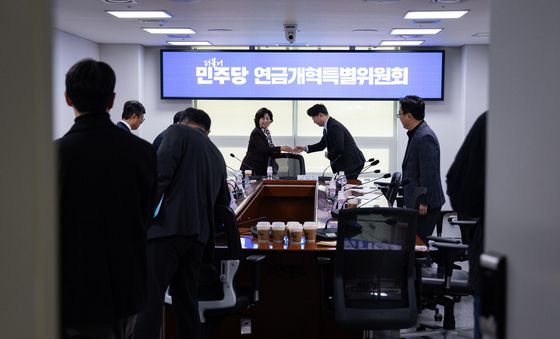 연금개혁특위 위원들과 인사하는 남인순 위원장