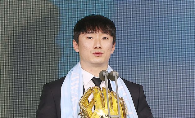 수상 소감 말하는 신민재