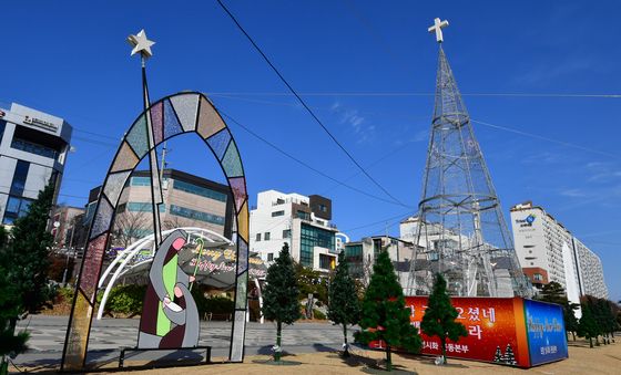 포헝 철길 숲에서 설치된 성탄 트리