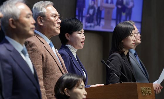 기자회견하는 전현희 위원장