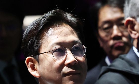 굳은 얼굴의 배경훈 과기부총리