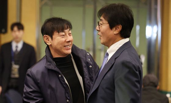 대화하는 신태용 전 감독과 황선홍 감독