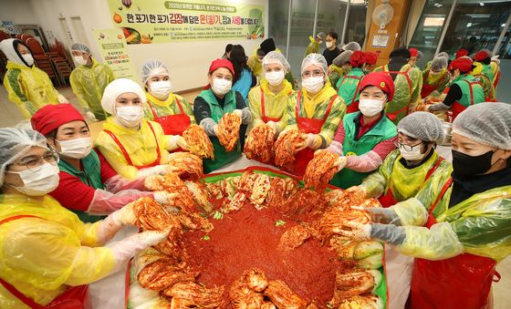 김장 봉사 참여하는 영진전문대 유학생