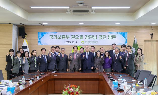 기념 촬영하는 권오을 장관