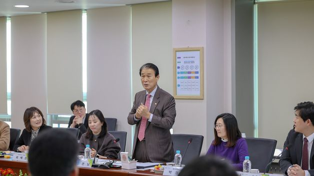 인사말하는 권오을 장관