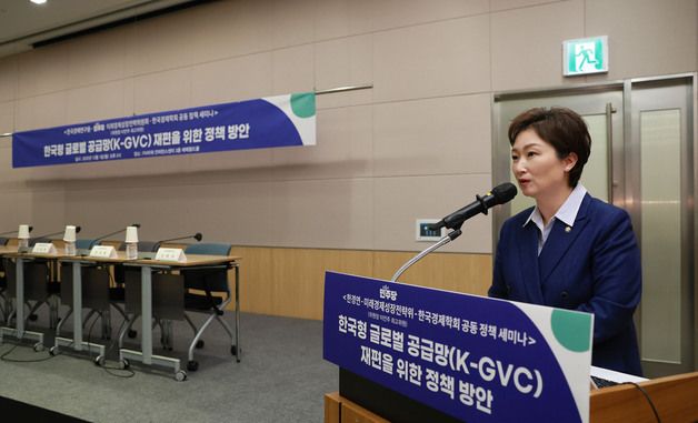 인사말하는 이언주 위원